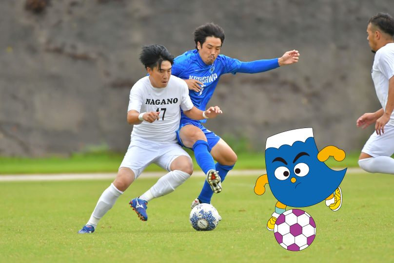 サッカーの試合でボールを競り合う選手