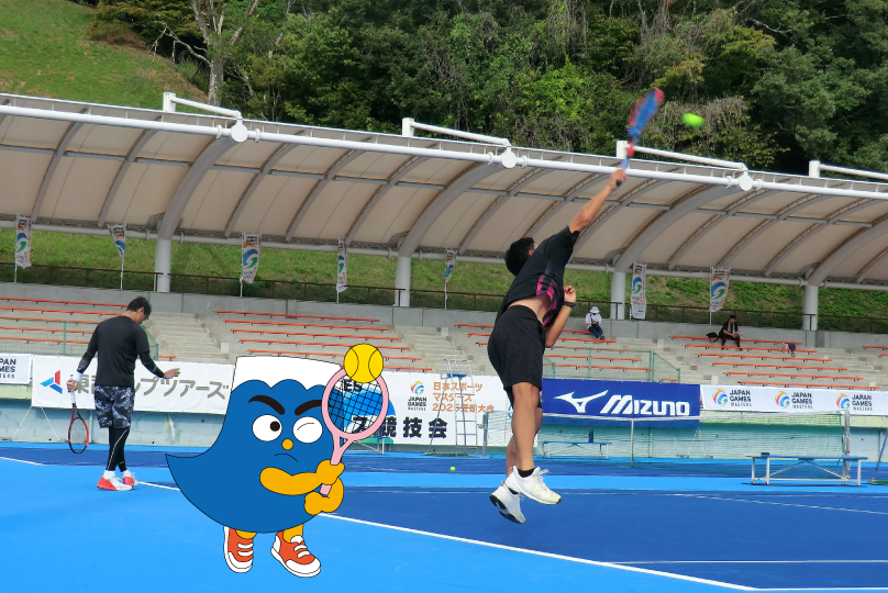 テニスの試合でサーブを打つ選手