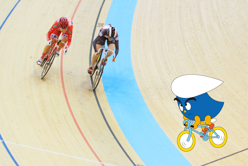 トラックを走行する自転車競技の選手
