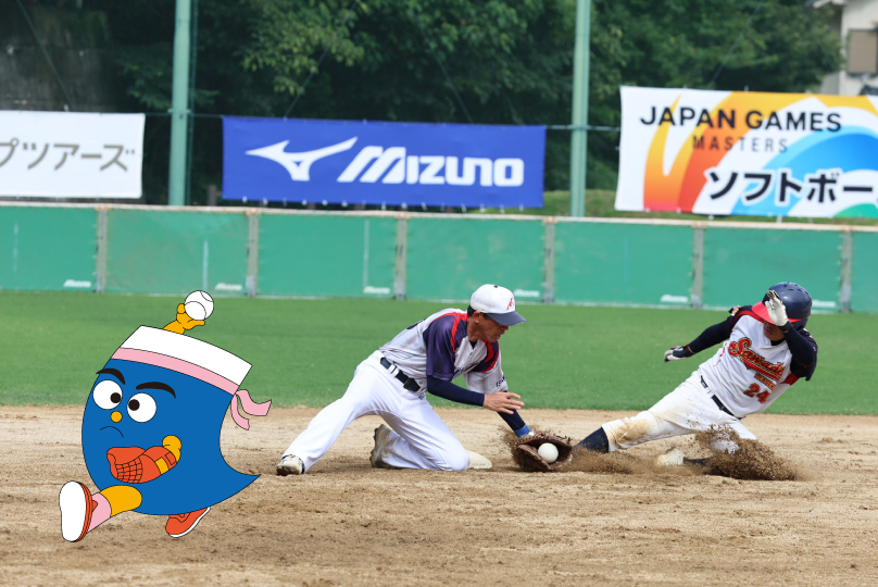 ソフトボールの試合で塁上のプレーを行う選手