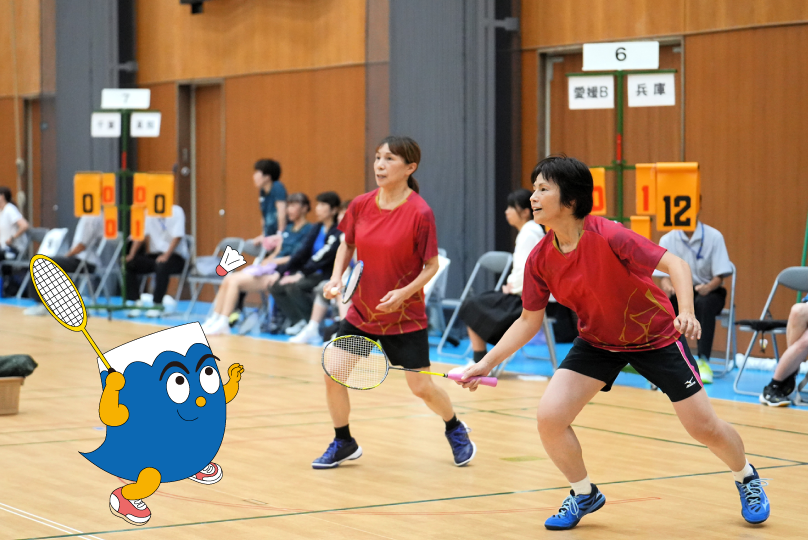 バドミントンの試合でシャトルを打ち返す選手