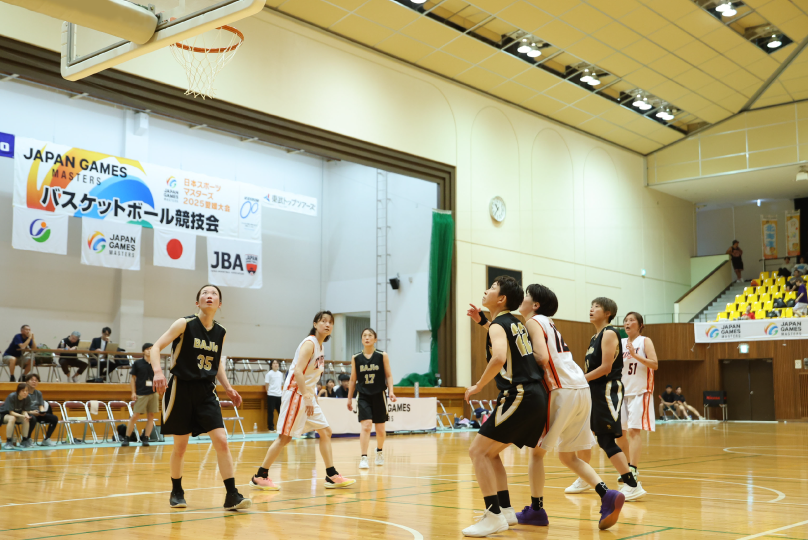 バスケットボールの試合でシュートを狙う女子選手