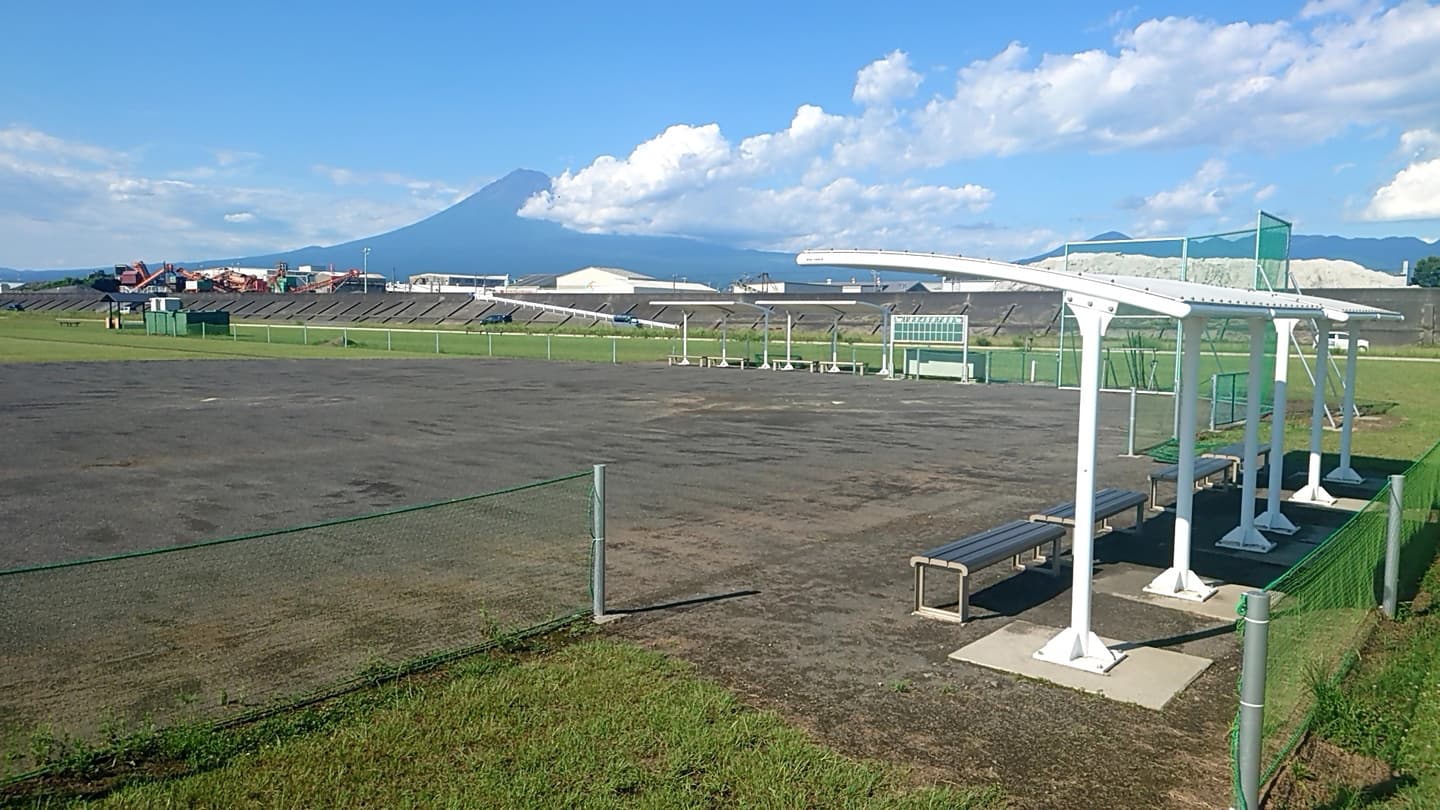 富士川緑地ソフトボール場の全景