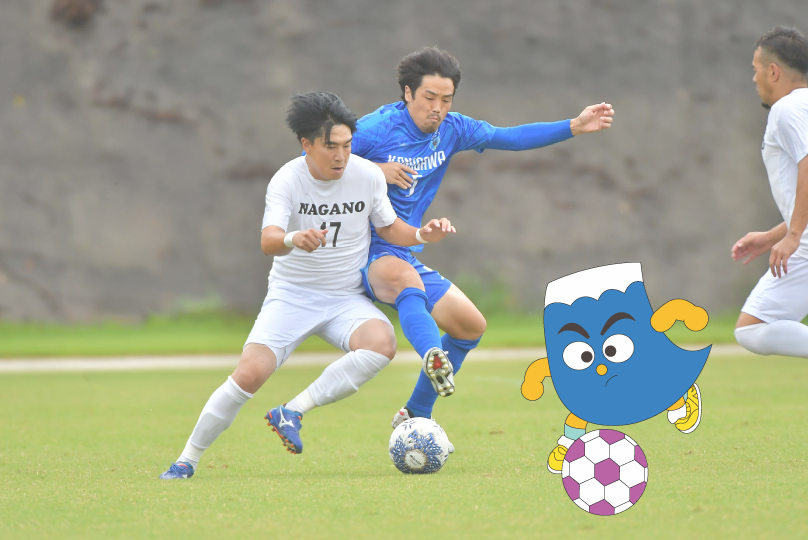 サッカーの試合でボールを競り合う選手