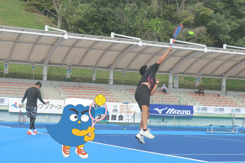 テニスの試合でサーブを打つ選手