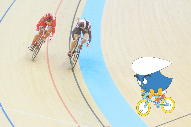 トラックを走行する自転車競技の選手