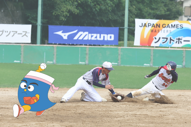 ソフトボールの試合で塁上のプレーを行う選手
