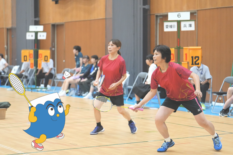 バドミントンの試合でシャトルを打ち返す選手