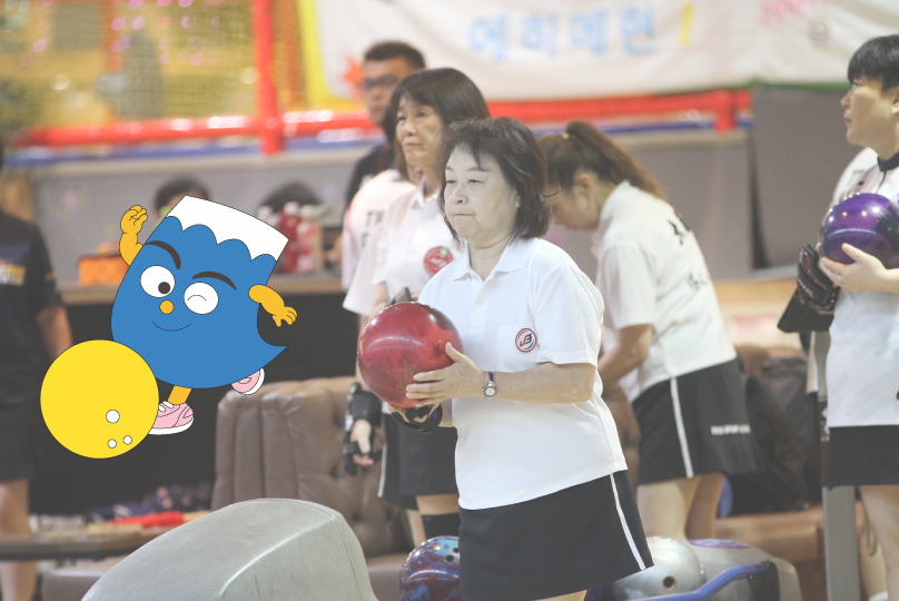 ボウリングで投球する選手