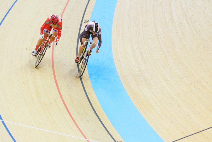 トラックを走行する自転車競技の選手